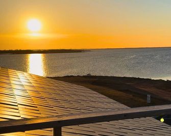 Oceanfront Cottage w/ Upper Balcony View - Summerside