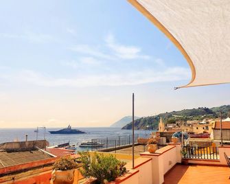 Enzo Il Negro - Lipari - Balcony