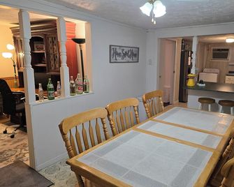 Vintage Pool Hall Store House – More Than a Stay, It’s an Experience - Laurinburg - Dining room