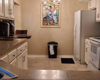 Castlehaven - Missouri City - Kitchen