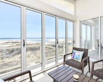 Brand New 3 Bedroom Upper-Level Oceanfront Home - Newport Beach - Balkong