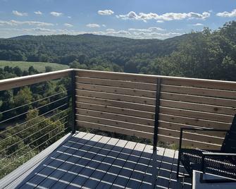 Cozy Shipping Container Home with River View near Eureka Springs - Berryville - Balcony
