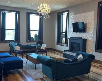 Tower Place - Historic downtown with beautiful lake views. - 앨버트리아 - 거실