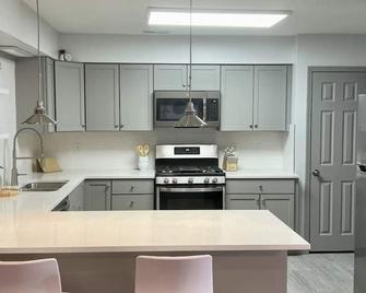 Funkytown Loft: 4BR, 2BA on Mass St, Steps to Dining & Entertainment - Lawrence - Kitchen