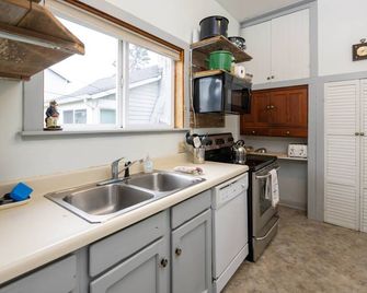Karr Beach House On Franklin - Seaside - Kitchen