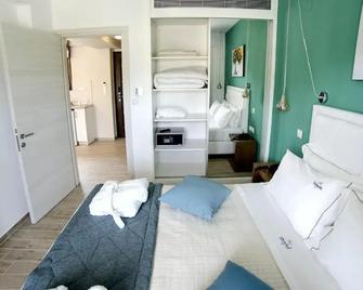 Hatzoudis Luxury Suites - Chrisi Ammoudia - Ložnice