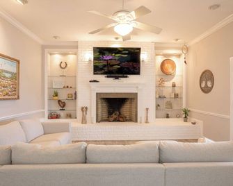 Spacious 6-bedroom house with WiFi, AC in marvelous Homestead. - Homestead - Living room