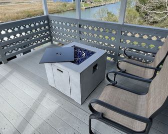 Charming tuck away waterfront home - Hitchcock - Balcone