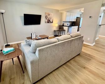 Davenport Dwellings-Midtown 3Bed - Omaha - Living room
