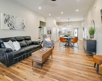 Cozy Campbellsville Home Near CU and Downtown! - Campbellsville - Living room