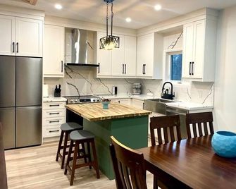 Getaway with newly built cottage which is just 20 mins away from Tobermory! - Northern Bruce Peninsula - Kitchen