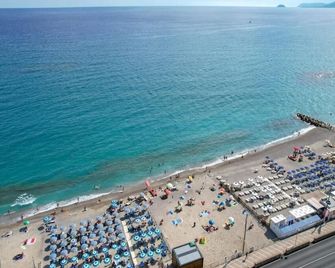 Hotel Regina Mundi - Pietra Ligure - Strand