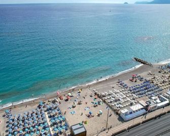 Hotel Regina Mundi - Pietra Ligure - Playa