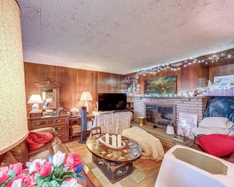 ‘Rustic Chic’ Retreat: 4 Mi to Kennywood! - West Mifflin - Living room