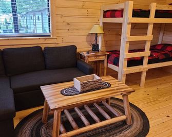 Cozy Log Cabin #6. Minutes from Seven Springs and Hidden Valley! - Champion - Living room