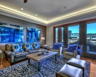 Luxury 3Br Residence steps from Heavenly Village & Gondola 3 Bedroom Condo by RedAwning - South Lake Tahoe - Sala de estar