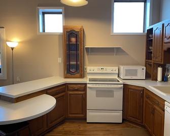 Quiet golf course condo with picturesque views - Fremont - Kitchen