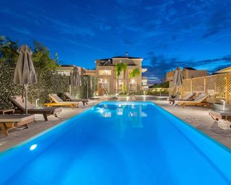 L & C Boutique Apartments - Kremastí - Pool