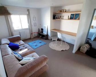 Village house at the foot of the ponds. Ideal for families - Peyriac-de-Mer - Living room