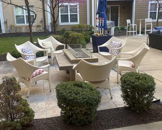 Luxurious Apartment Home - Creve Coeur - Patio
