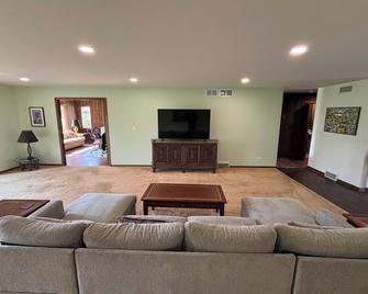 Spacious Ranch blocks away from downtown McHenry - McHenry - Вітальня