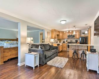 11 Mi to Denver Zoo Lakewood Studio with Fire Pit! - Lakewood - Living room