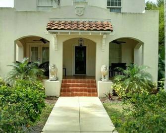 In The Heart Of The River District - The Parsonage- A 1925 Vintage Home - Fort Myers - Edificio
