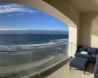 Brand new luxury condo right on the beach with amazing sunset views - Rosarito - Balcón