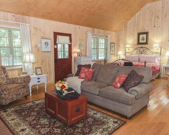 Twinleaf Honeymoon Cottage at Autumn Ridge - Lexington - Living room