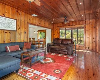 Cozy Creek Cabin near Yosemite & Bass Lake - Ahwahnee - Living room