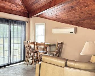 Glamping cabin- 10 min from Verde River day use Perfect to unplug & be w/ nature - Camp Verde - Dining room