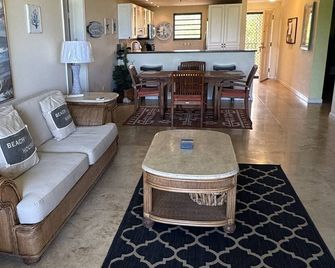 3 Bedroom, 3 Bath Oceanfront Condo - Kingshill - Sala de estar