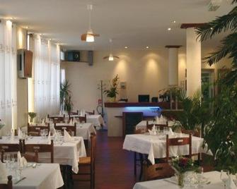 Chambres d'Hôtes le Saint Porcaire - Montverdun - Restaurant