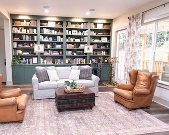 Wooded 83-Acre Estate with 4-bedroom Home, Pond, Creek, and Walking Trails - Forsyth - Lounge