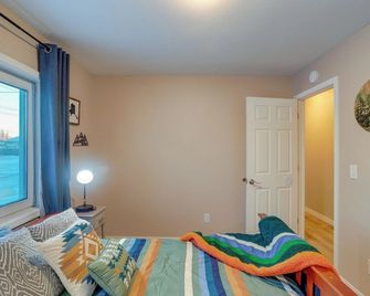 Lakefront Fairbanks Home with Private Beach! - Fairbanks - Bedroom