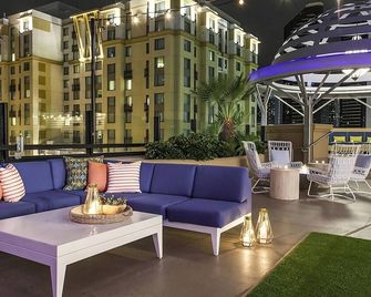 Sunny Escape with Vibrant Live Music & Poolside Bar - San Diego - Hàng hiên