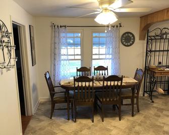 Lovely Home On 136acre, 13 Miles From North Asheville. 6 Miles From Br Parkway - Weaverville - Dining room
