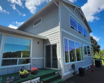 Large waterfront home. Close to Hood Canal bridge and several tourist towns! - Port Ludlow - Edificio