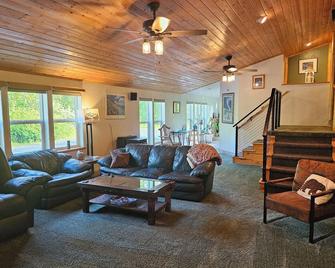 Valdez Home - Fishing and Mountain Adventures - Valdez - Wohnzimmer