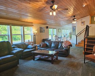 Valdez Home - Fishing and Mountain Adventures - Valdez - Wohnzimmer