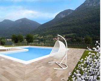 Lake front studio in residence with seasonal swimming pool and solarium - Spinone al Lago - Zwembad