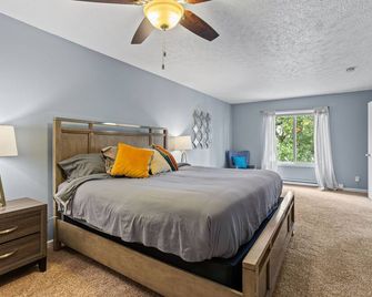 4 Br 2 Ba Peaceful Getaway Year Round On - East Lansing - Bedroom