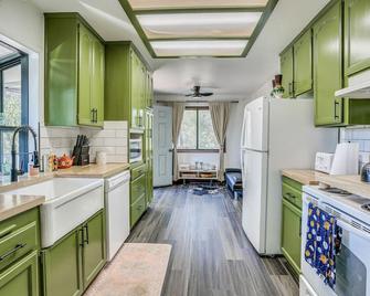 Mountain Home Near Yosemite with Well-Being Retreat! - Ahwahnee - Kitchen