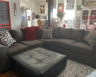 Eclectic Loft atop Art Studio in the heart of Scott Joplin Land! - Sedalia - Living room