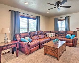 Mcalester Family Cottage-30 Private Acres & Ponds! - McAlester - Huiskamer