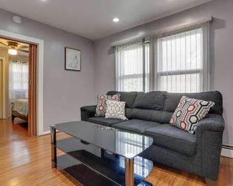 11 Mi to Manhattan Pet-Friendly Duplex with Yard! - Teaneck - Living room