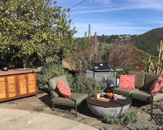 Hilltop cabin with panoramic lake & mountain views - Escondido - Patio