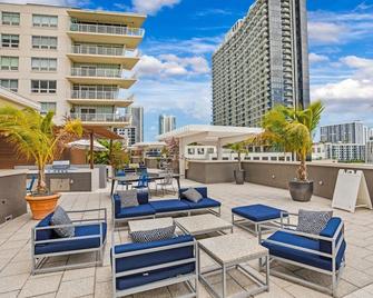 Modern 2-BD Condo in The Heart of Midtown Miami - Miami - Balcony