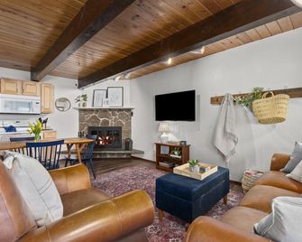 Now Open For Winter! Room for 2 Families. Walk to the Slopes! - Government Camp - Sala de estar