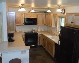 Stoney Creek Guest House - Bear Creek - Kitchen